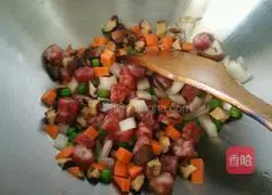 Illustration of how to make braised sausage and rice 3