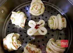 Illustration of how to make ham and green onion rolls 13