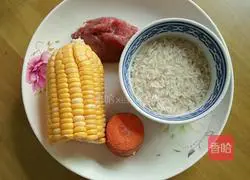 Illustration of how to make corn, carrot and meat porridge 1