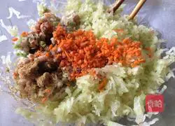 Illustration of how to make pork pot stickers with melon skin 7