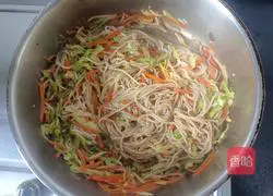 Illustration of how to make fried vegetarian rice noodles 11
