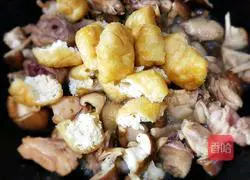 Illustration of how to make claypot rice with mushrooms and chicken 6