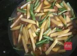 Illustration of braised noodles in iron pot 7