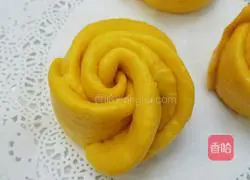 Illustration of how to make rose pumpkin rolls 13