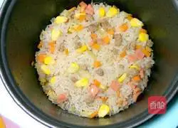 Illustration of how to cook rice in a rice cooker 3