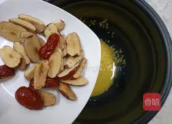 Illustration of how to make yam, red dates and millet porridge 6