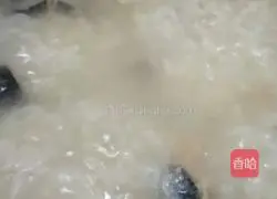 Illustration of how to make fish skin porridge 7