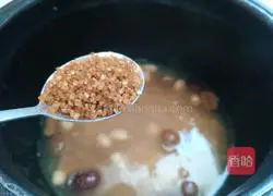 Illustration of how to make brown sugar and red date porridge 7