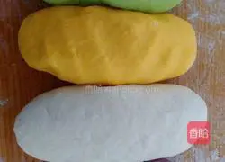 Illustration of how to make colorful rose rolls 2