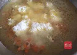 Illustration of how to make preserved egg and lean meat porridge 5