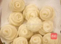 Illustration of how to make rose rolls 14