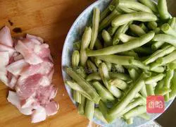 Illustration of how to make green bean braised noodles 1