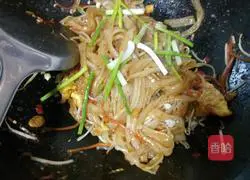 Illustration of how to make fried rice noodles with eggs 8