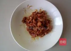 Illustration of how to make shredded pork pancakes 3