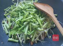 Illustration of how to make braised noodles with garlic moss 5