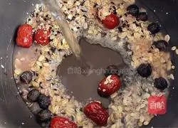 Illustration of how to make red dates and longan Laba porridge 7