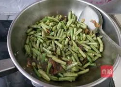 Illustration of how to make braised beans and noodles 1