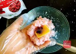 Illustration of how to make cranberry rice balls 5