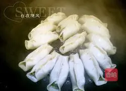 Illustration of how to make leek and pork pot stickers 5