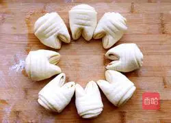 Illustration of how to make pig's trotters flower rolls 16