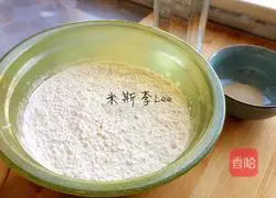 Illustration of how to make sweet bean noodle flower rolls 1