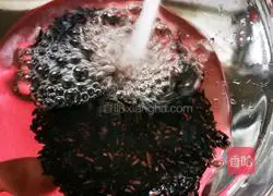 Illustration of how to make red bean, purple rice and lily porridge 5