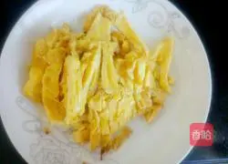 Illustration of how to make egg and three shred burritos 8