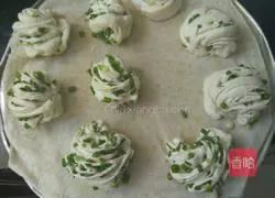 Illustration of how to make green onion rolls 7