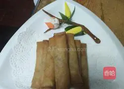 Illustration of how to make shredded chicken spring rolls 11