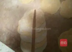 Illustration of how to make rose rolls 3