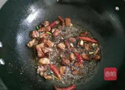 Illustration of how to make braised noodles with pork belly and beans 4