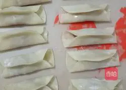 Illustration of how to make parsley and pork pot stickers 5