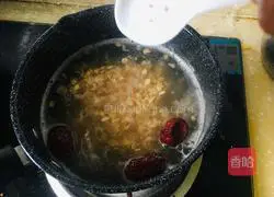 Illustration of how to make oatmeal and red date porridge 2