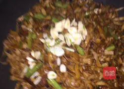 Illustration of making braised beans and noodles 16