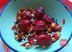 Illustration of how to make eye-improving and kidney-tonifying porridge 2