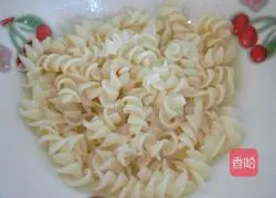 Illustration of how to make Italian screw noodles 3