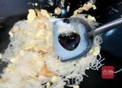 Illustration of how to make fried rice noodles with eggs 8