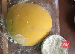 Illustration of how to make pumpkin rolls 4