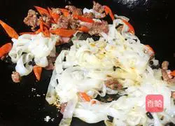 Stir-fried black pepper and beef Illustration of how to make rice noodles 8