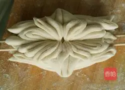 Illustration of how to make lotus roll 14