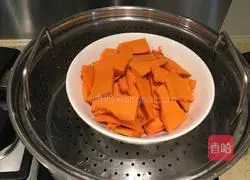 Illustration of how to make two-color flower rolls 2