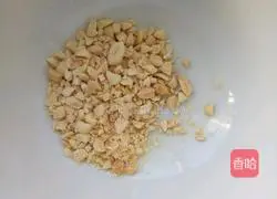 Illustration of how to make shredded chicken and cucumber cold noodles 2