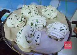 Illustration of how to make scallion rolls 19