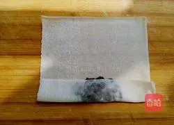 Illustration of how to make spring rolls with bean paste 4