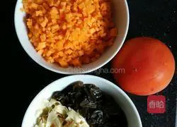 Illustration of how to make rice with carrots, fungus and bean skins 1