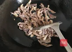 Illustration of how to make spring rolls with onion and shredded pork 3