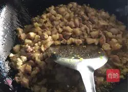 Illustration of how to make braised rice with diced beans and pork in a long vat 8