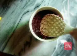 Black Illustration of how to make glutinous rice burger 5