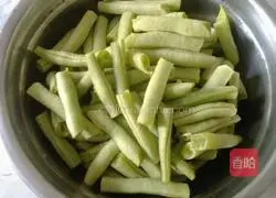 Illustration of how to make lentil braised noodles 2