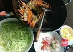 Illustration of how to make fried rice noodles and chrysanthemum soup 4